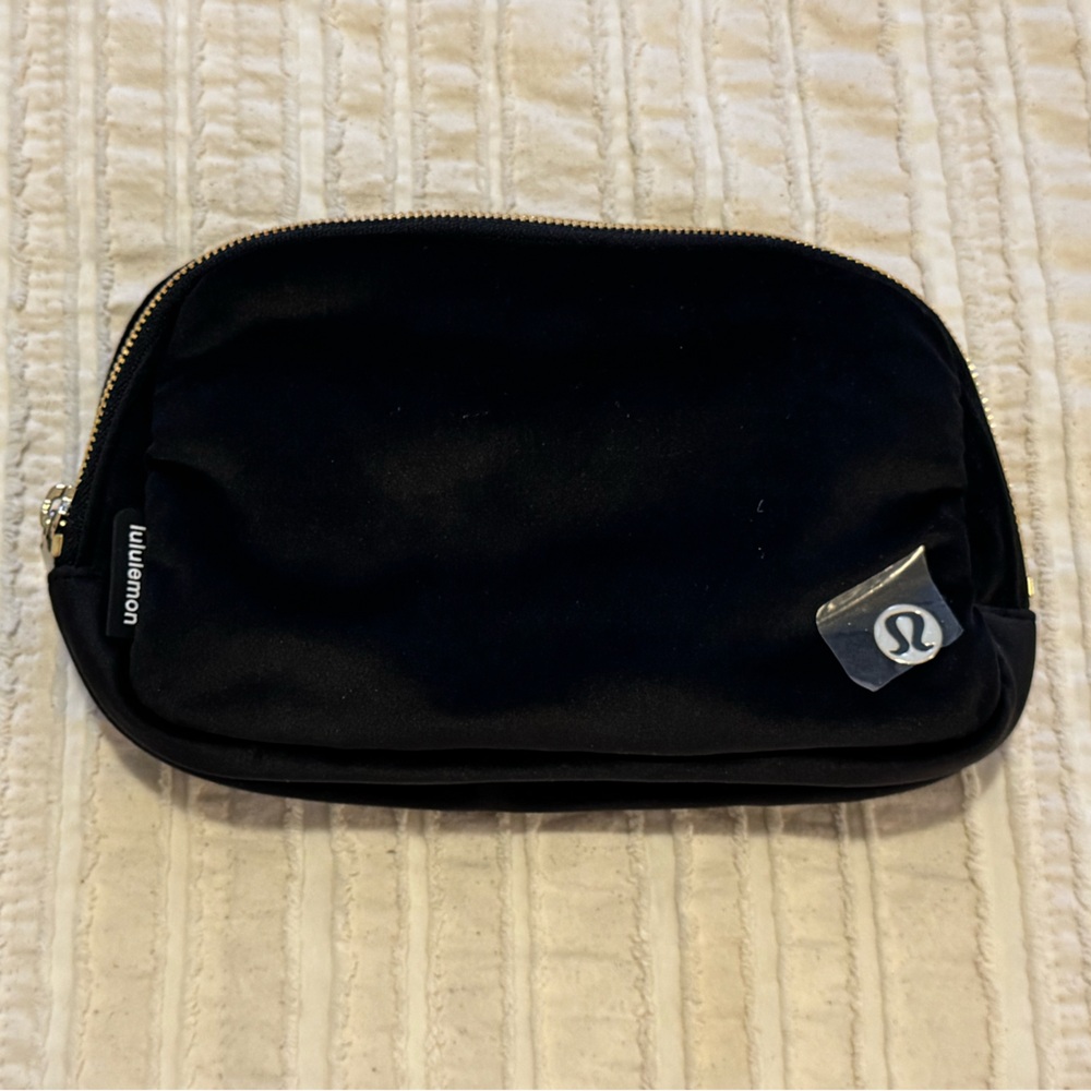 Lululemon black New with tag everything belt bag velour gold hardware